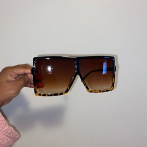Leopard shades w/ black top rim
